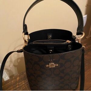 Selling a small coach town bucket bag in good condition